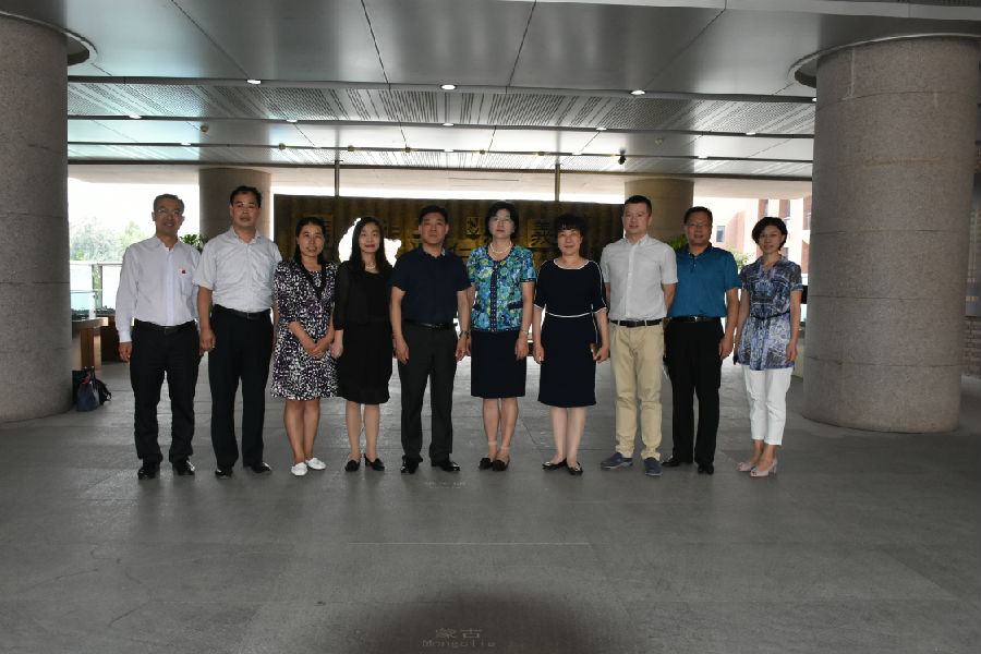 1.我校副校长一行与石家庄市教育局副局长马建国、石家庄市第二中学党委书记赵洪合影.JPG